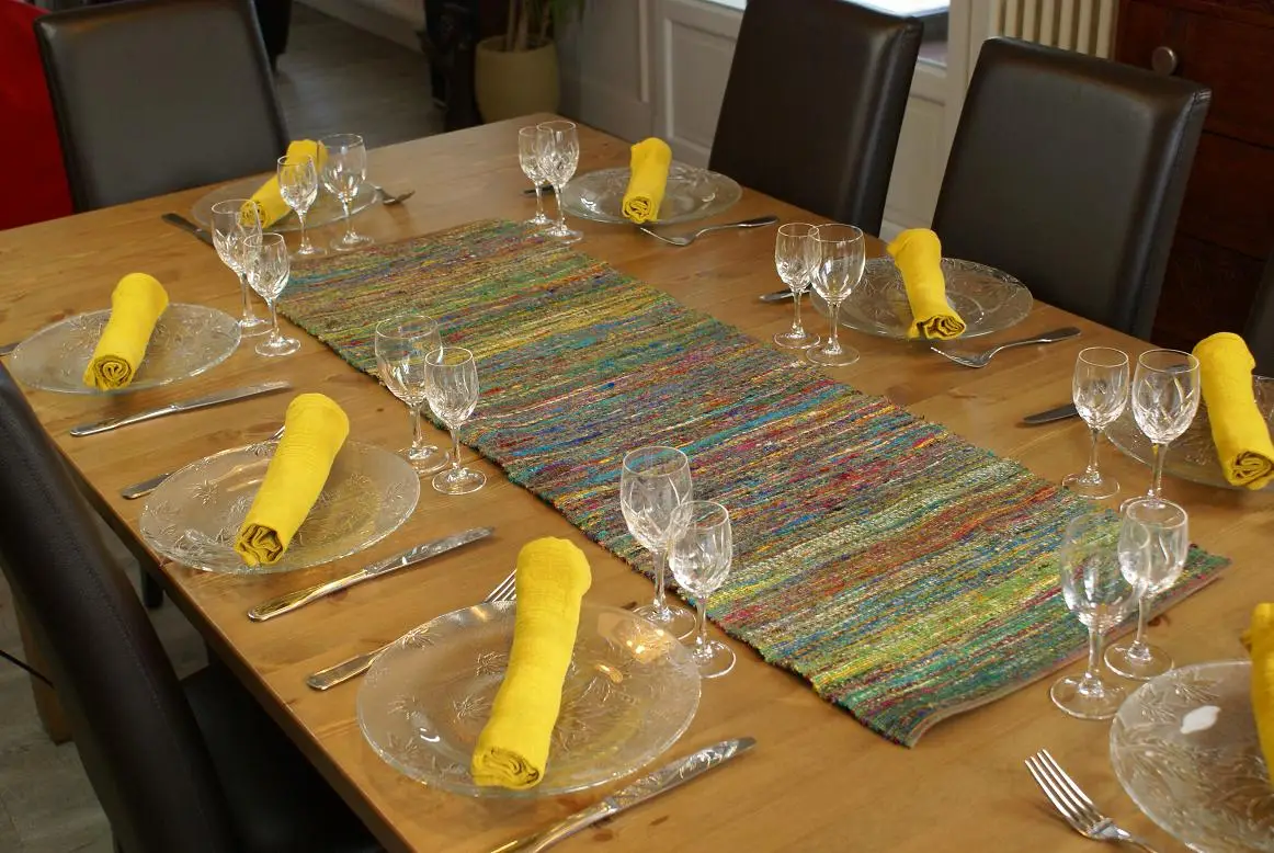 Chemin de table éthiopien jaune en soie recyclée filée et tissé à la main