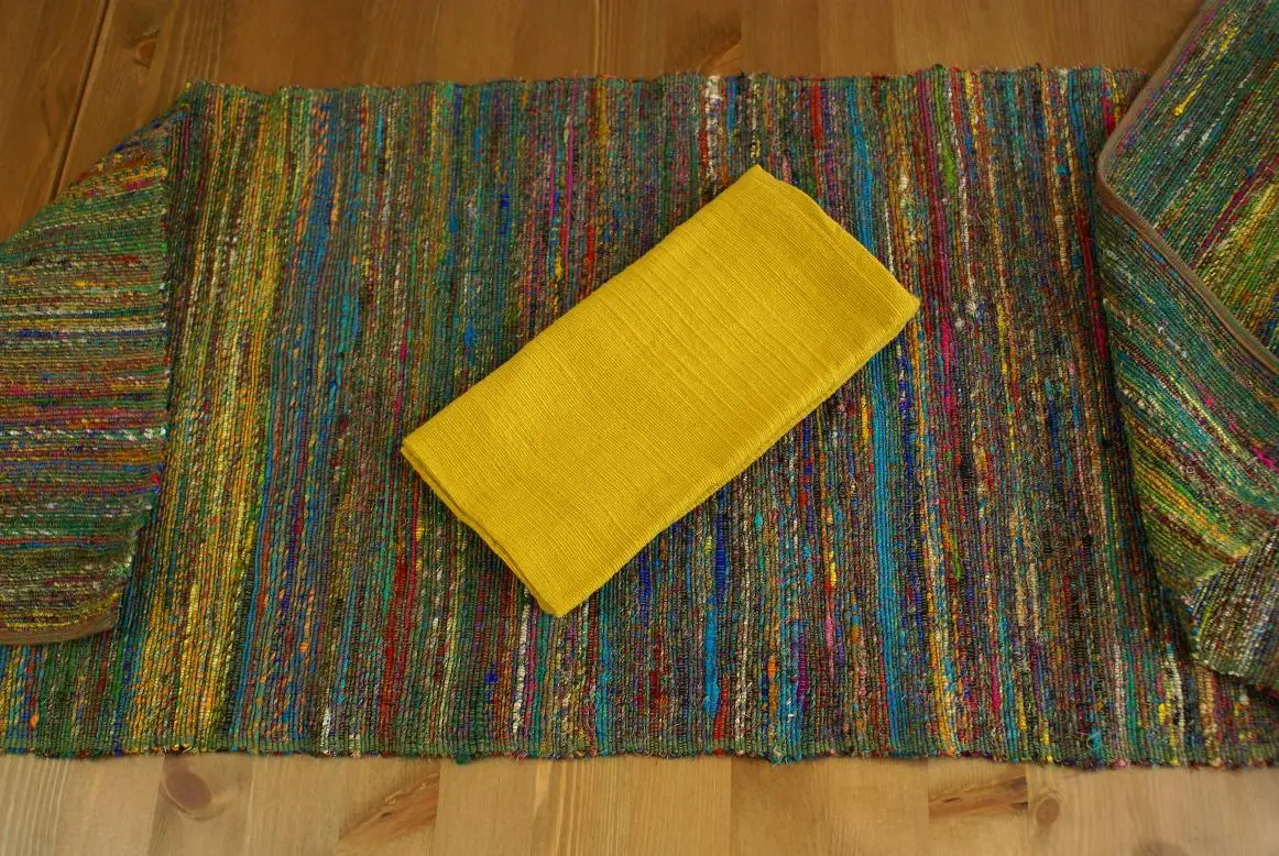Chemin de table éthiopien jaune en soie recyclée filée et tissé à la main