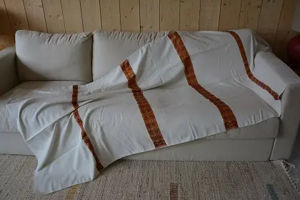 Nappe artisanale réversible Saba Ecru Tibeb Rouge en coton éthiopien filé à la main et tissée à la main