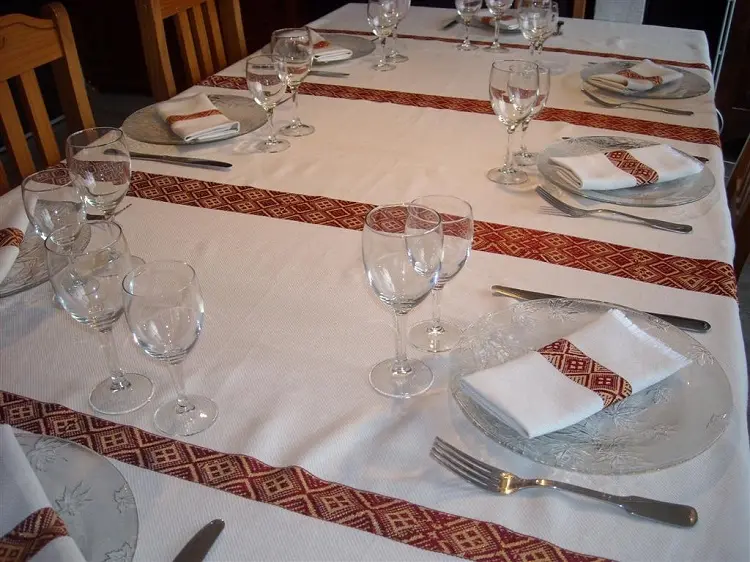 Nappe artisanale réversible Saba Ecru Tibeb Rouge en coton éthiopien filé à la main et tissée à la main
