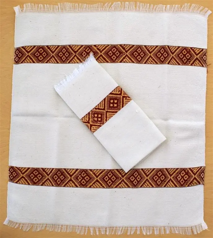 Nappe artisanale réversible Saba Ecru Tibeb Rouge en coton éthiopien filé à la main et tissée à la main