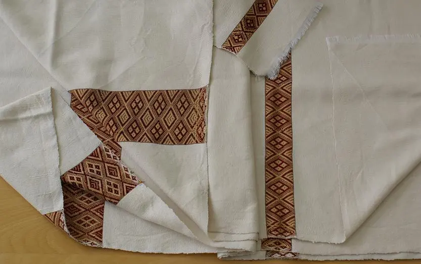 Nappe artisanale réversible Saba Ecru Tibeb Rouge en coton éthiopien filé à la main et tissée à la main