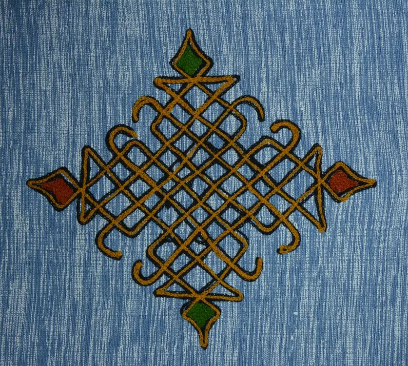 Nappe artisanale bleu turquin en coton éthiopien filé, tissée et brodée à la main.