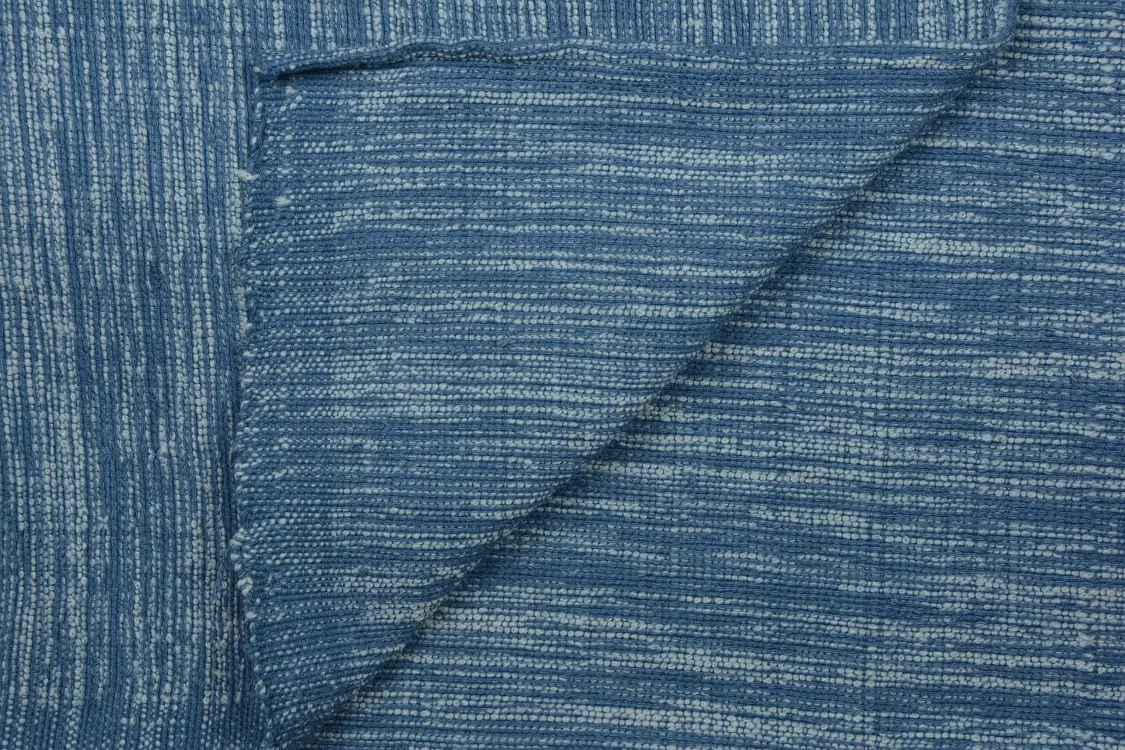 Nappe artisanale bleu turquin en coton éthiopien filé, tissée et brodée à la main.