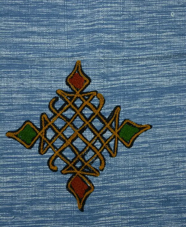 Nappe artisanale bleu turquin en coton éthiopien filé, tissée et brodée à la main.