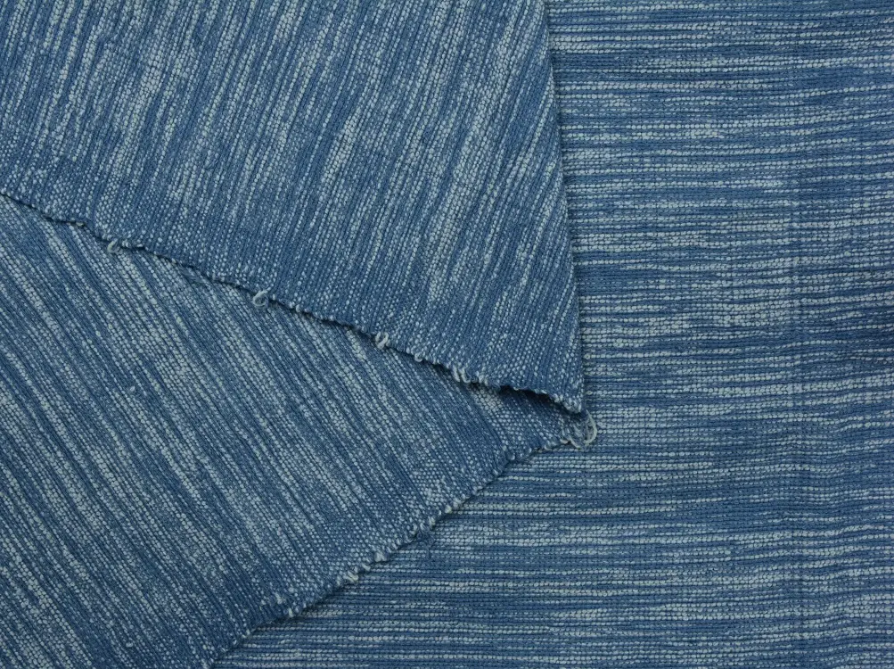 Nappe artisanale bleu turquin en coton éthiopien filé, tissée et brodée à la main.