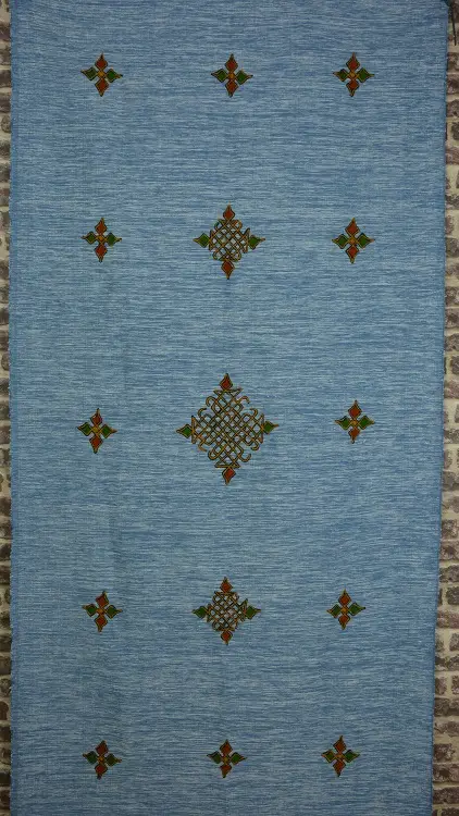 Nappe artisanale bleu turquin en coton éthiopien filé, tissée et brodée à la main.