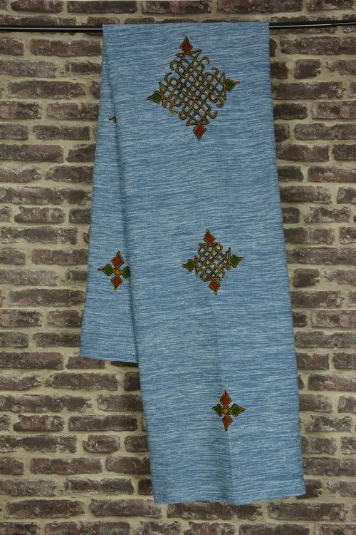 Nappe artisanale bleu turquin en coton éthiopien filé, tissée et brodée à la main.