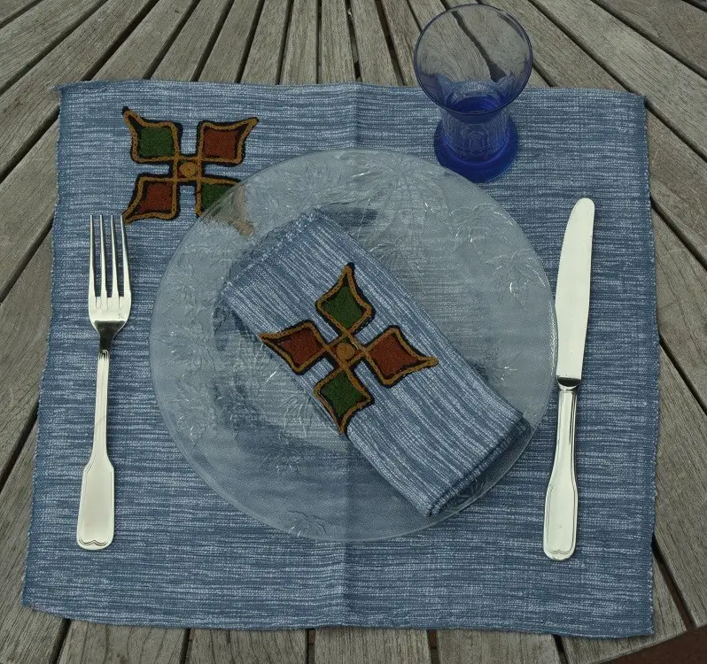 Nappe artisanale bleu turquin en coton éthiopien filé, tissée et brodée à la main.