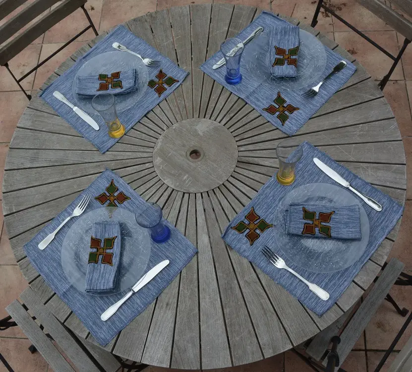 Nappe artisanale bleu turquin en coton éthiopien filé, tissée et brodée à la main.