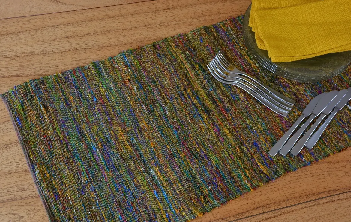 Chemin de table éthiopien jaune en soie recyclée filée et tissé à la main