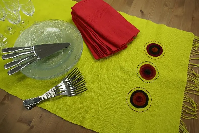 Chemin de table équitable Sphère Anis en coton éthiopien filé, tissé et brodé à la main
