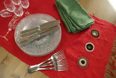 Chemin de table Sphère Framboise en coton éthiopien filé, tissé et brodé à la main