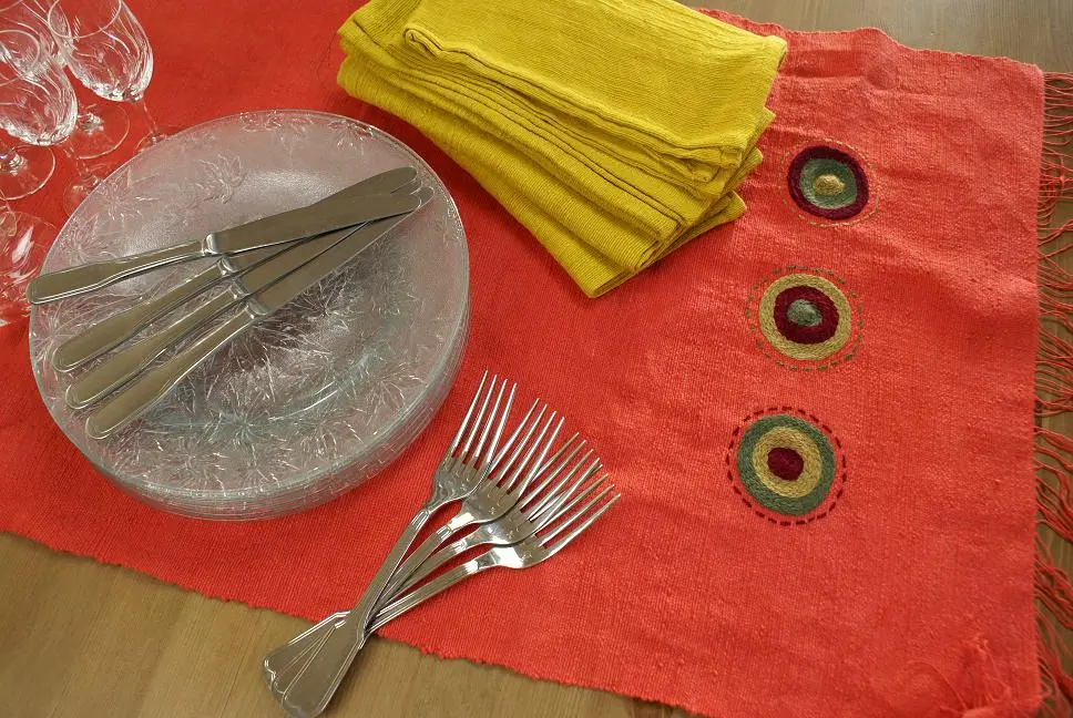 Chemin de table équitable Sphère Rouge en coton éthiopien filé, tissé et brodé à la main