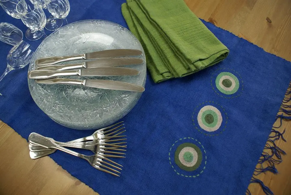 Chemin de table équitable Sphère marine en coton éthiopien filé, tissé et brodé à la main