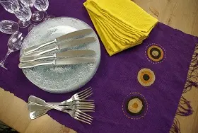 Chemins de table équitable violet en coton éthiopien filé, tissé et brodé le tout à la main