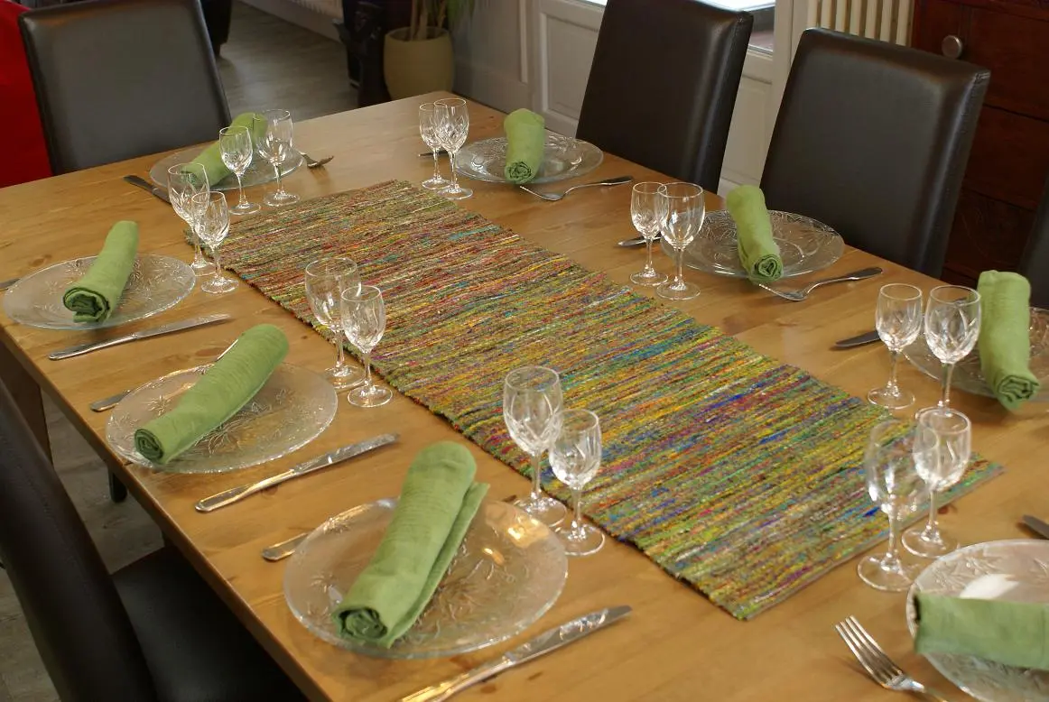 Chemin de table éthiopien vert bleu en soie recyclée filée et tissé à la main