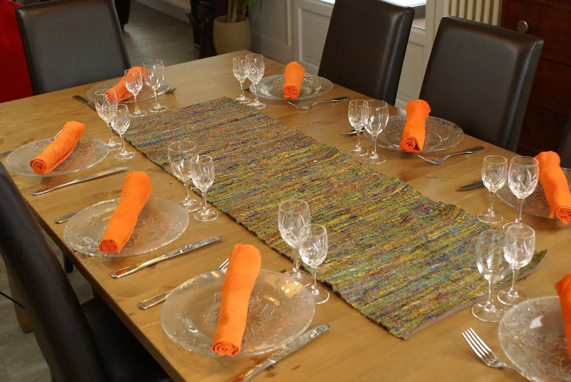 Chemin de table éthiopien vert orange en soie recyclée filée et tissé à la main