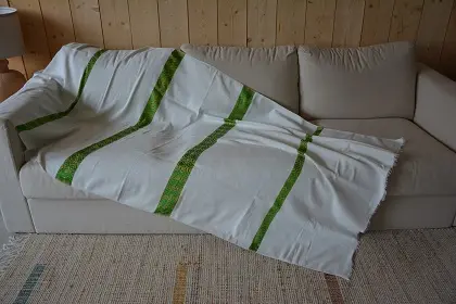 Nappe artisanale réversible Saba Ecru Tibeb Vert en coton éthiopien filé à la main et tissée à la main