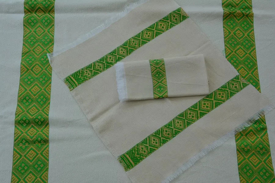 Nappe artisanale réversible Saba Ecru Tibeb Vert en coton éthiopien filé à la main et tissée à la main