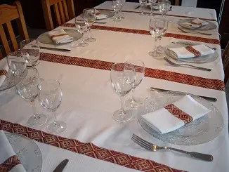 Nappe et serviettes éthiopiennes en coton éthiopien filé à la main et tissées à la main Saba Ecru Tibeb Rouge