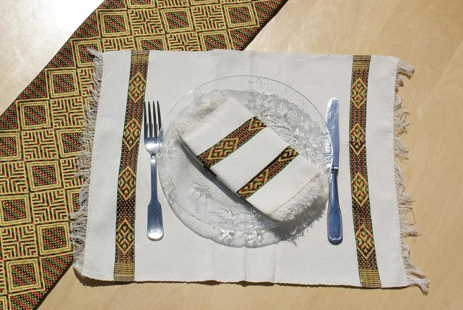 Chemin de table olive bordeaux ethnique en coton éthiopien filé et fait à la main
