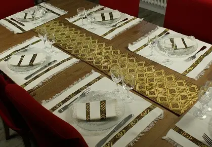 Chemin de table olive bordeaux ethnique en coton éthiopien filé et fait à la main