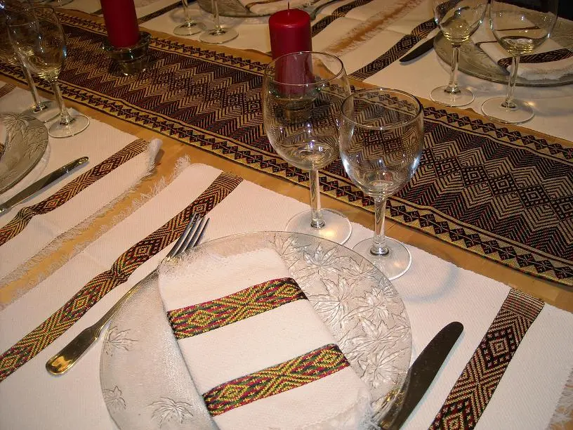 Chemin de table olive bordeaux exotique en coton éthiopien filé et fait à la main