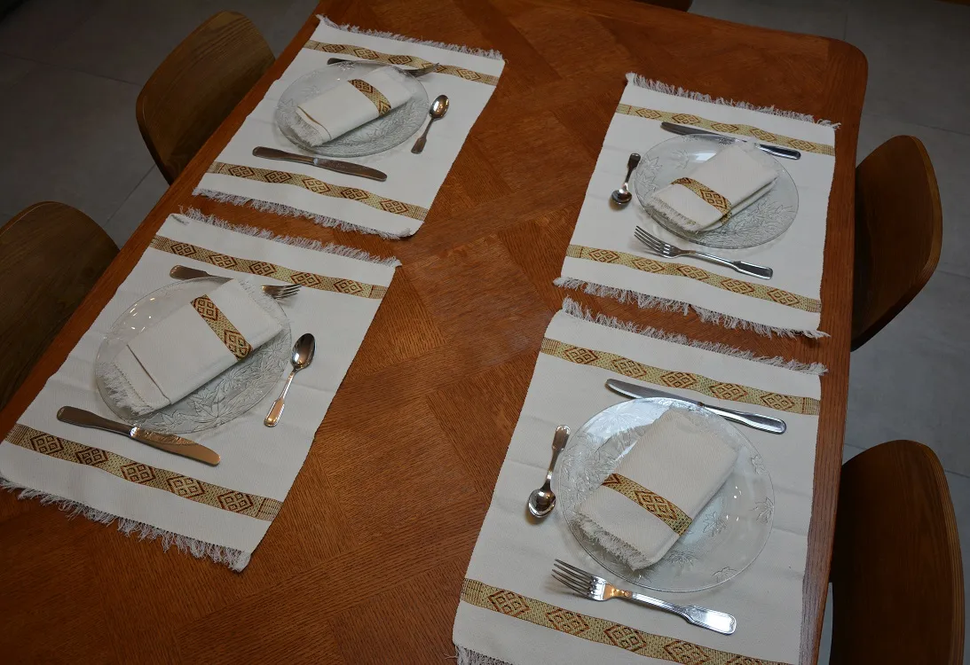 Sets et serviettes de table doré en coton éthiopien filé à la main et en rayonne. Faits à la main et tissés artisanalement
