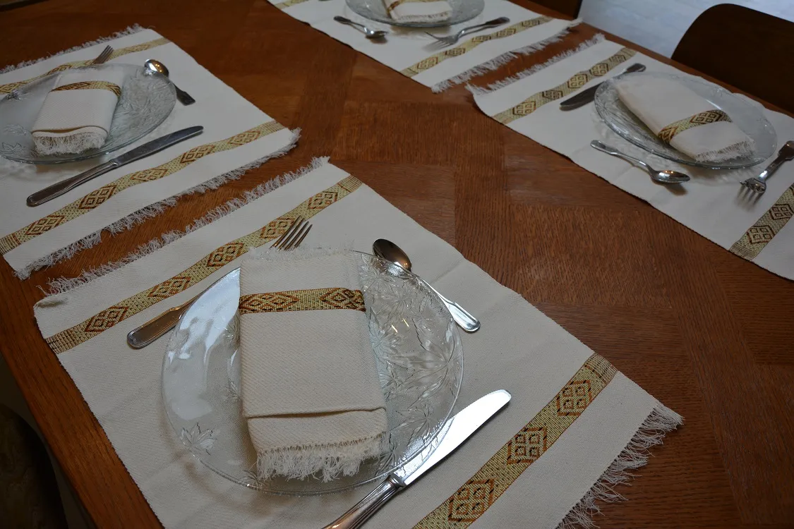 Sets et serviettes de table doré en coton éthiopien filé à la main et en rayonne. Faits à la main et tissés artisanalement