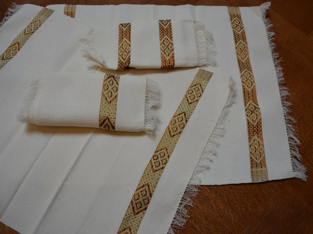 Sets et serviettes de table doré en coton éthiopien filé à la main et en rayonne. Faits à la main et tissés artisanalement