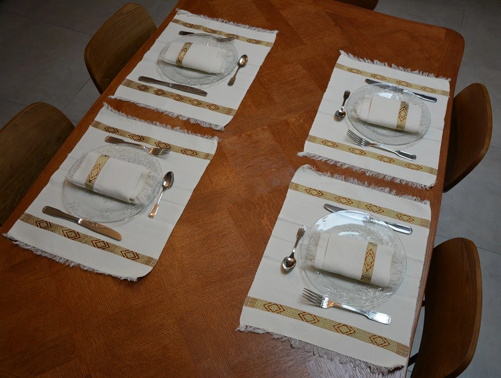 Serviettes et sets de table en coton éthiopien filé à la main et en rayonne. Faits à la main et tissés artisanalement.
