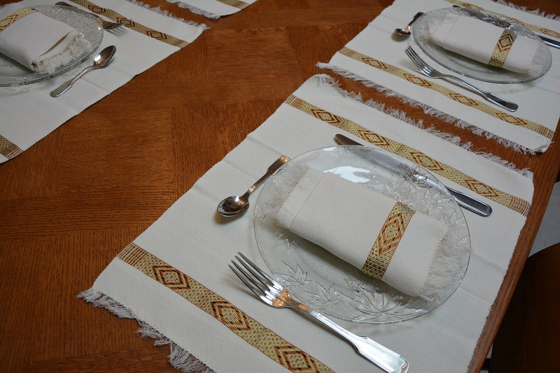 Serviettes et sets de table en coton éthiopien filé à la main et en rayonne. Faits à la main et tissés artisanalement.