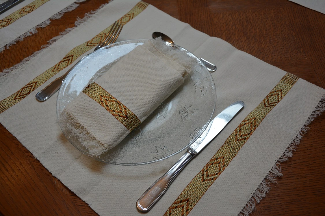 Serviettes et sets de table en coton éthiopien filé à la main et en rayonne. Faits à la main et tissés artisanalement.