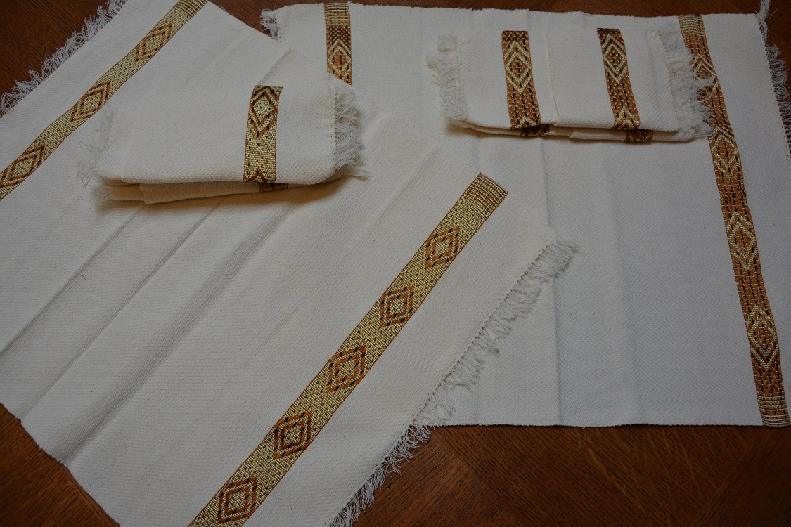 Serviettes et sets de table en coton éthiopien filé à la main et en rayonne. Faits à la main et tissés artisanalement.
