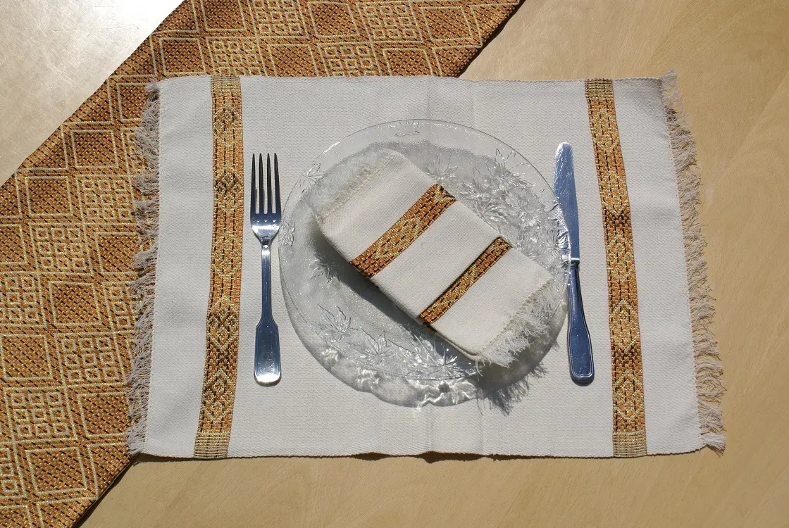 Sets et serviettes de table doré en coton éthiopien filé à la main et en rayonne. Faits à la main et tissés artisanalement
