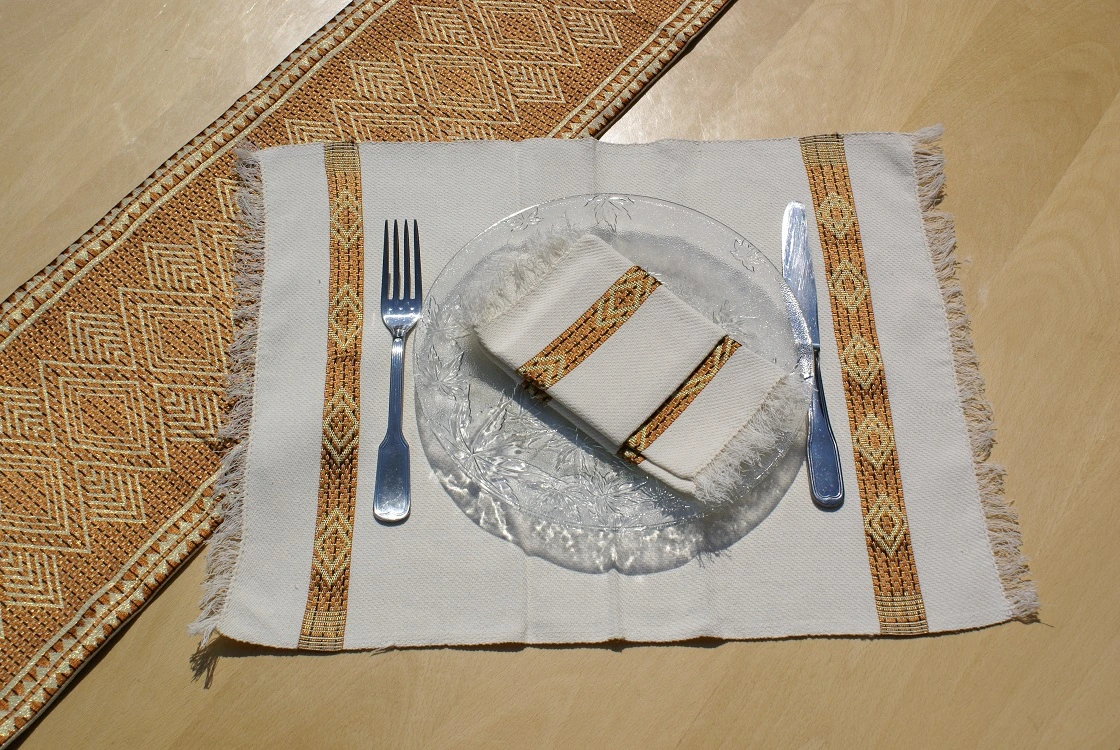 Serviettes et sets de table en coton éthiopien filé à la main et en rayonne. Faits à la main et tissés artisanalement.