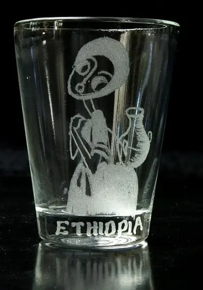 Verres à liqueur avec gravures traditionnelles éthiopiennes
