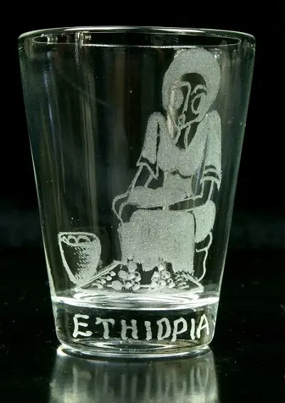 Verres à liqueur avec gravures traditionnelles éthiopiennes