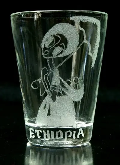 Verres à liqueur avec gravures traditionnelles éthiopiennes