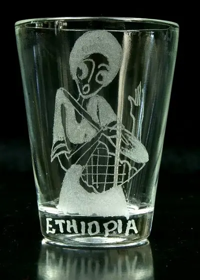 Verres à liqueur avec gravures traditionnelles éthiopiennes