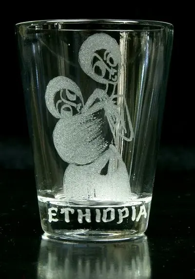 Verres à liqueur avec gravures traditionnelles éthiopiennes