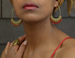 Boucles d'oreilles équitables ethiopiennes uniques entièrement faites à la main en laiton et perles de verre faites aussi à la main