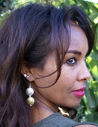 Boucles d'oreilles équitables ethiopiennes uniques entièrement faites à la main en laiton et perles de verre faites aussi à la main