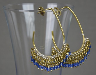 Boucles d'oreilles équitables ethiopiennes uniques entièrement faites à la main en laiton et perles de verre faites aussi à la main