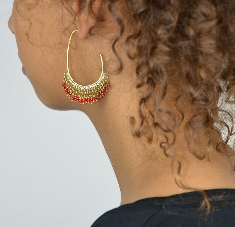 Boucles d'oreilles équitables ethiopiennes uniques entièrement faites à la main en laiton et perles de verre faites aussi à la main