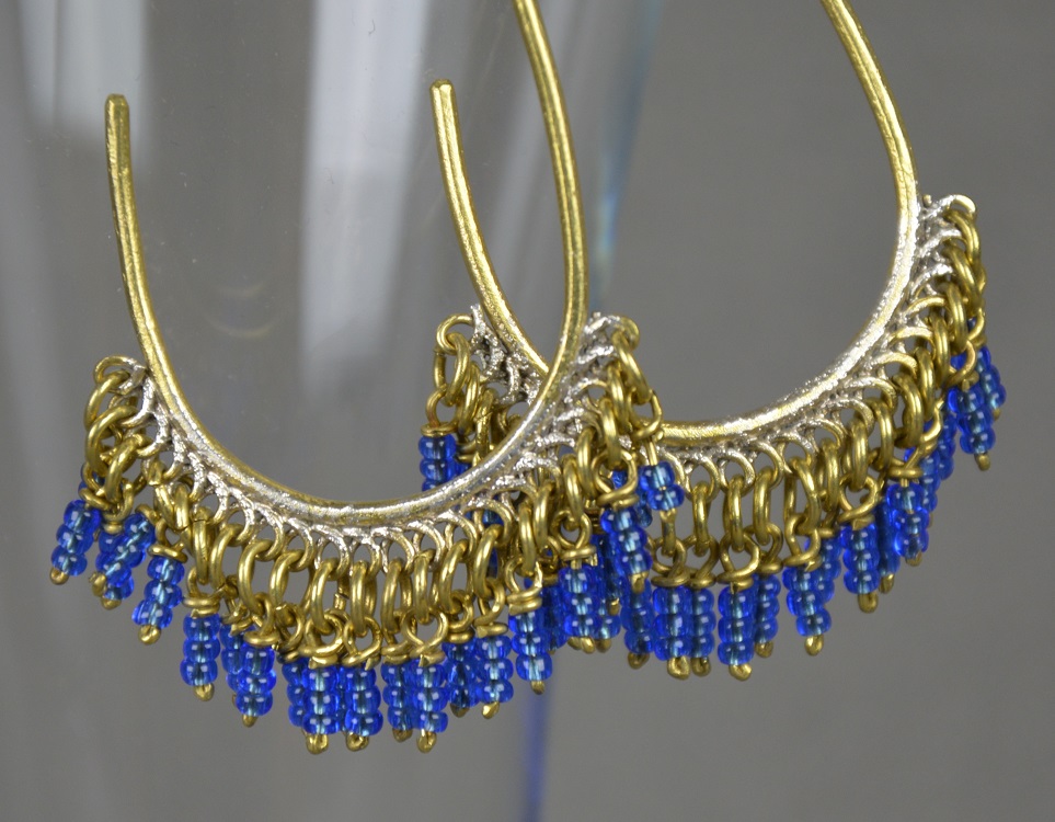 Boucles d'oreilles équitables ethiopiennes uniques entièrement faites à la main en laiton et perles de verre faites aussi à la main