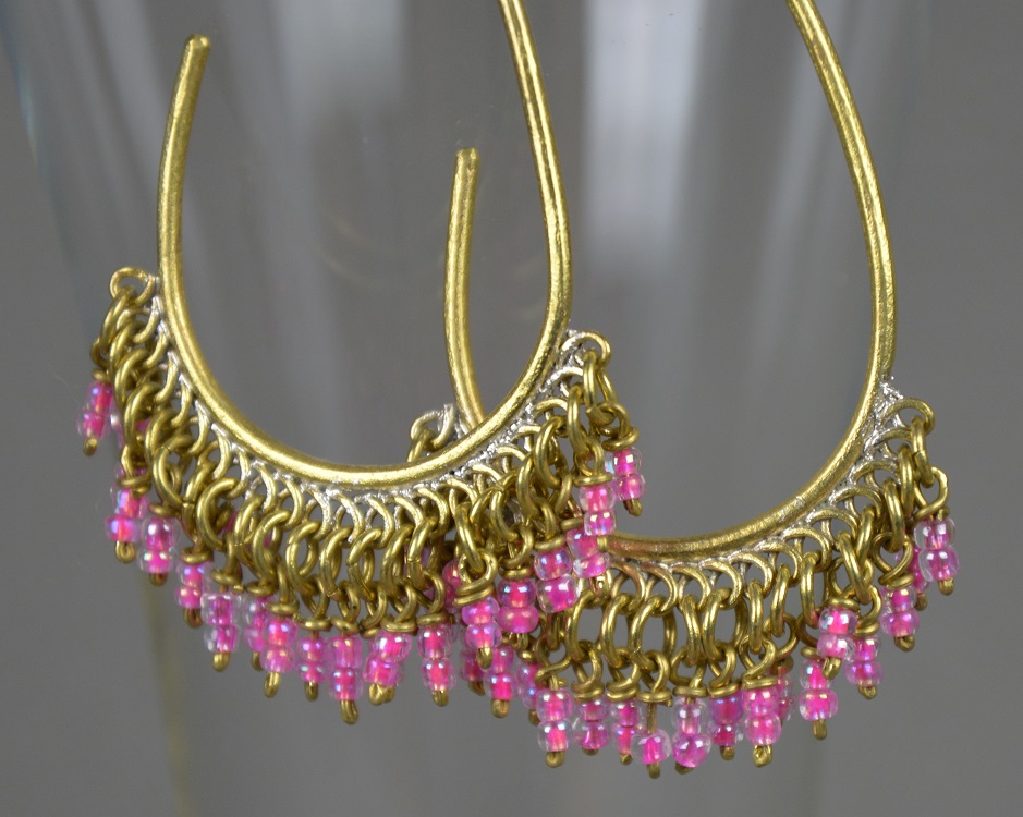 Boucles d'oreilles équitables éthiopiennes uniques entièrement faites à la main en laiton et perles de verre faites aussi à la main