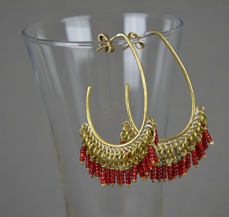 Boucles d'oreilles équitables ethiopiennes uniques entièrement faites à la main en laiton et perles de verre faites aussi à la main