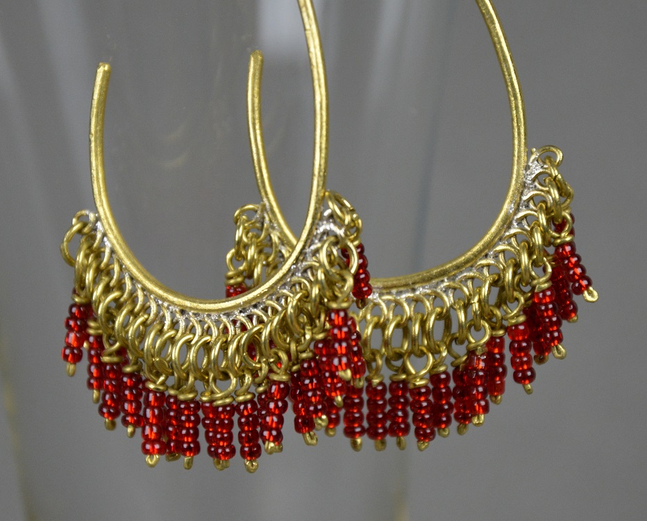 Boucles d'oreilles équitables ethiopiennes uniques entièrement faites à la main en laiton et perles de verre faites aussi à la main
